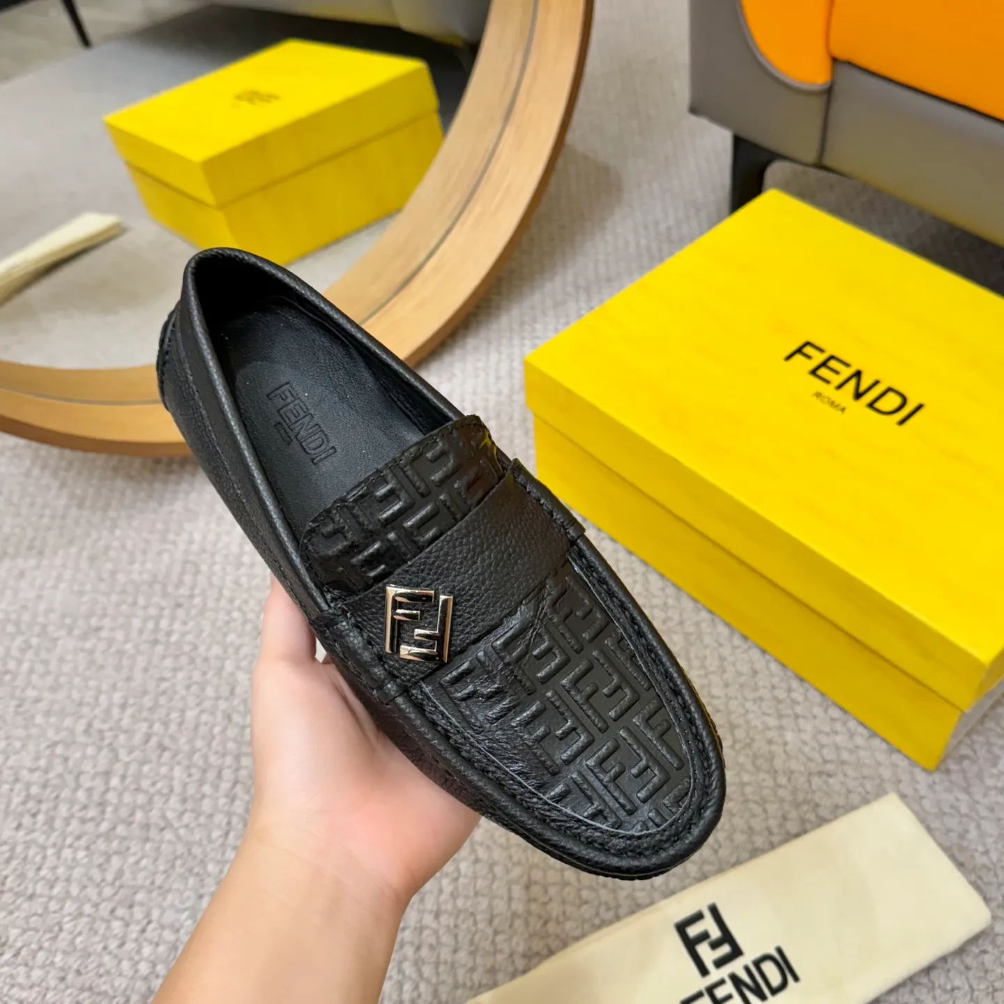 Men's shoes 💰420 [FENDI Fendi] 2⃣️0⃣️2⃣️5️⃣New Milan men's fashion lazy catwalk style ✅ fashionable casual beanie shoes, imported calfskin fabric, super smooth texture, sweat-absorbent and breathable, (sheepskin lining). Metal LOGO on the shoe body, Medusa avatar, irregular avatar, high-end craftsmanship logo✅ French Loft set foot design style 👟Low-key and elegant, great on-foot effect... Men's shoe size: 38-46 (4-12)